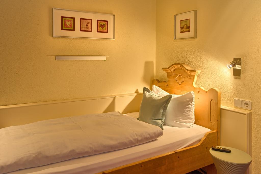 Hotel & Restaurant Kaiserhof باد بيلنغن الغرفة الصورة